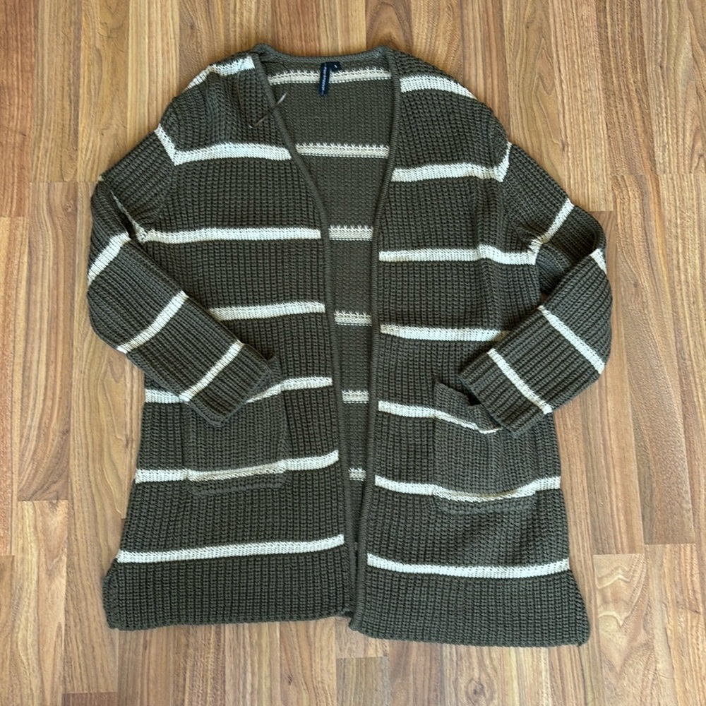 3/$10 🌼 Cardigan